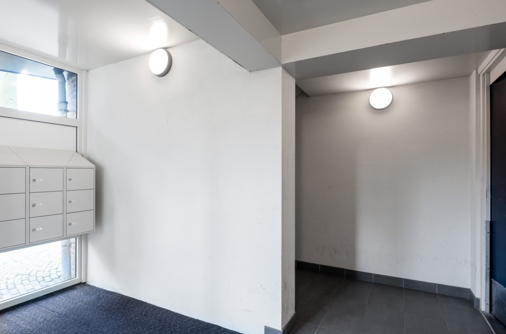 Lightronics DOTT armaturen bij de entree van een appartementencomplex van Waterweg Wonen in Vlaardingen