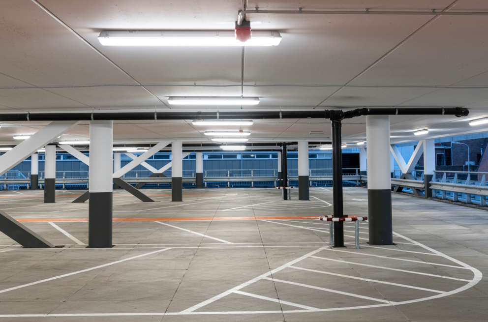 Lightronics PGA armaturen in een parkeergarage