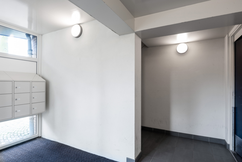 Lightronics DOTT armaturen bij de entree van een appartementencomplex van Waterweg Wonen in Vlaardingen