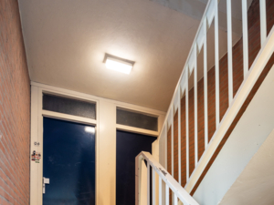 Lightronics PVX TPS en DOTT armaturen in het trappenhuis van een appartementencomplex van Waterweg Wonen in Vlaardingen