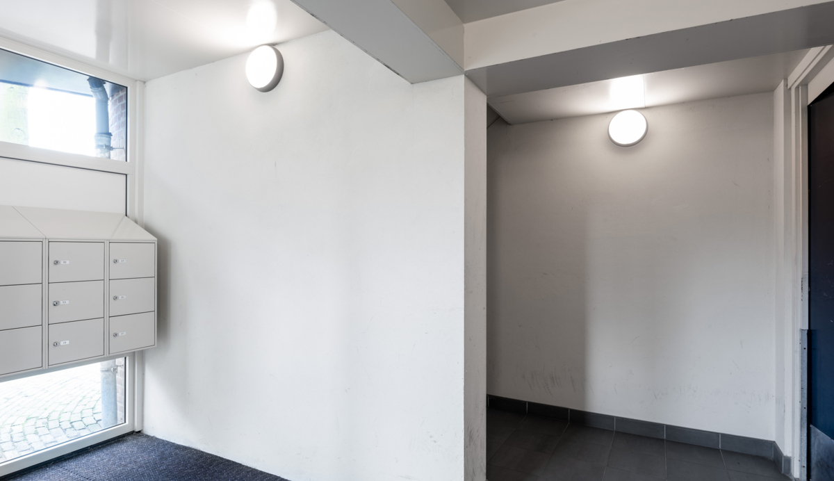 Lightronics DOTT armaturen bij de entree van een appartementencomplex van Waterweg Wonen in Vlaardingen