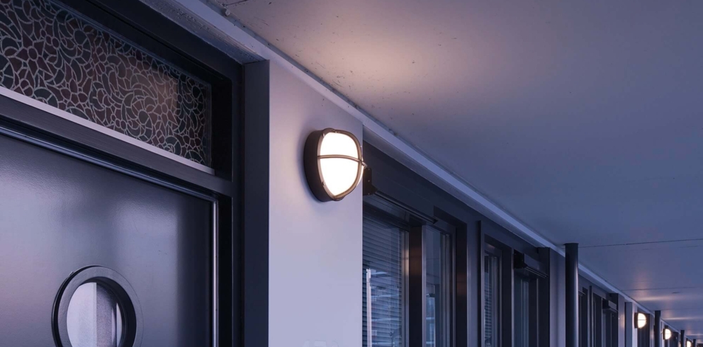 Lightronics GPA armatuur bij de voordeur van een woning in een appartementencomplex