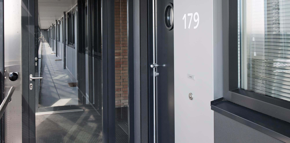 Lightronics GPA armatuur bij de voordeur van een woning in een appartementencomplex Lightronics GPA armatuur bij de voordeur van een woning in een appartementencomplex