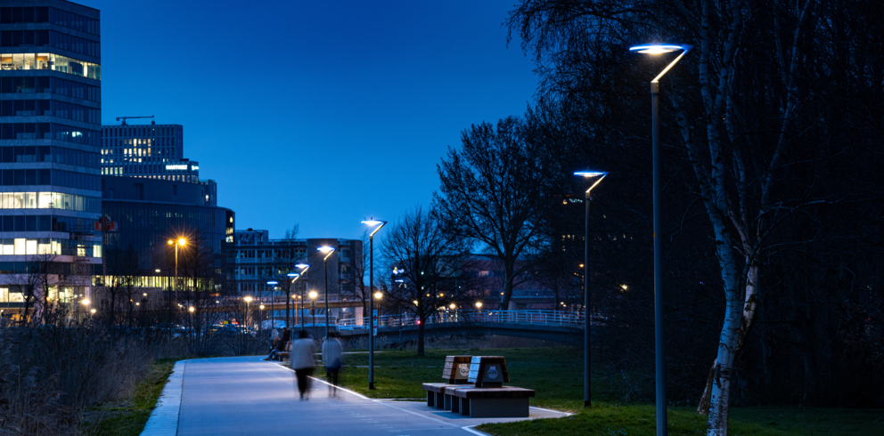 Lightronics PRUNUS F armaturen langs weg in het Lumierepark in Almere Lightronics PRUNUS F armaturen langs weg in het Lumierepark in Almere