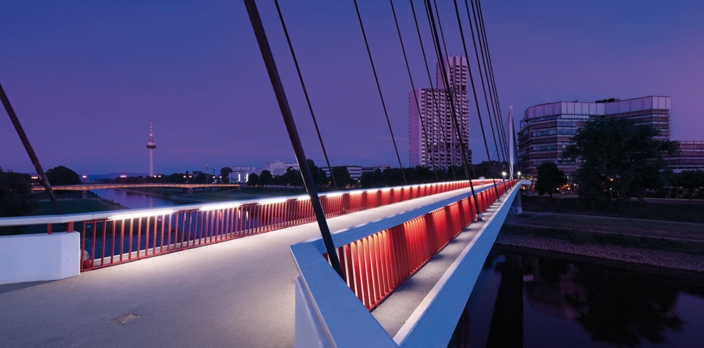 Lightronics TRITEGO armatuur op een brug Lightronics TRITEGO armatuur op een brug