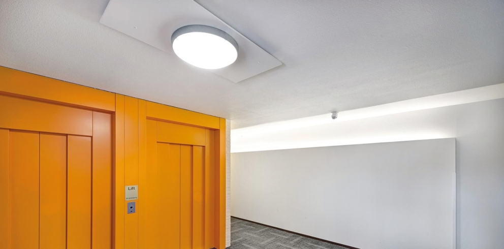 Lightronics armatuur DOTT EXTREME in de hal van een appartementencomplex Lightronics armatuur DOTT EXTREME in de hal van een appartementencomplex