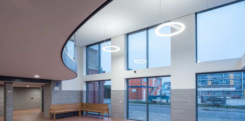 Lightronics CLARA 720 armaturen in de entree hal van een galerijflat in Den Helder