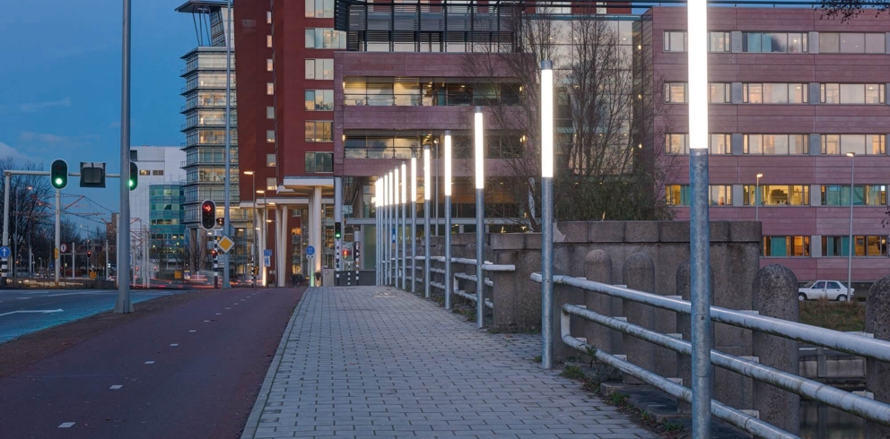 Lightronics TRITEGO armatuur langs een voetpad Lightronics TRITEGO armatuur langs een voetpad