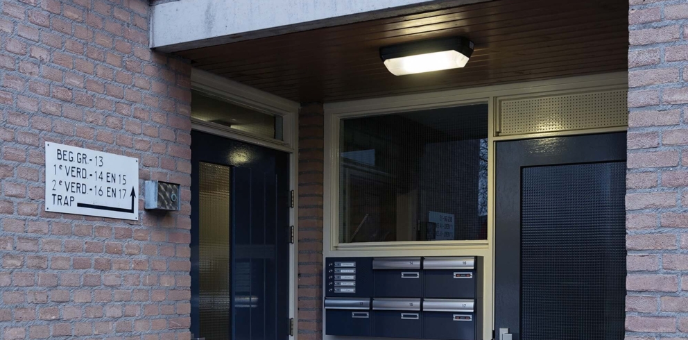 Lightronics TPN armatuur bij de ingang van een flat