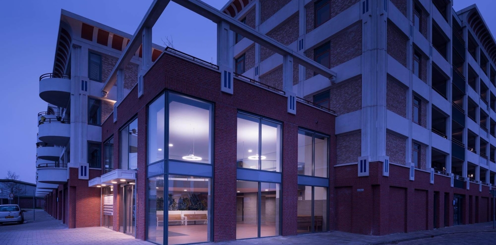 Lightronics armatuur CLARA 720 bij de entree van een appartementencomplex