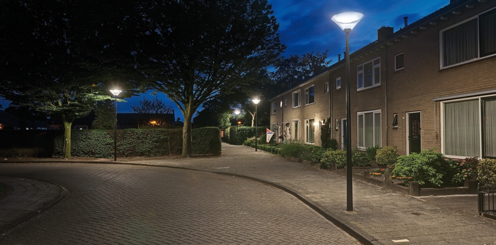 Lightronics Ampulla armaturen op een stoep in een woonwijk
