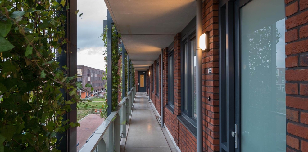 Lightronics TPS armatuur in de galerij van een appartementencomplex