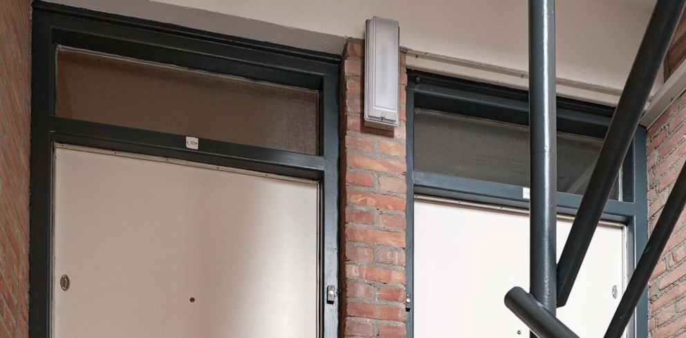 Lightronics PVX armatuur in het trappenhuis van een portiekflat Lightronics PVX armatuur in het trappenhuis van een portiekflat