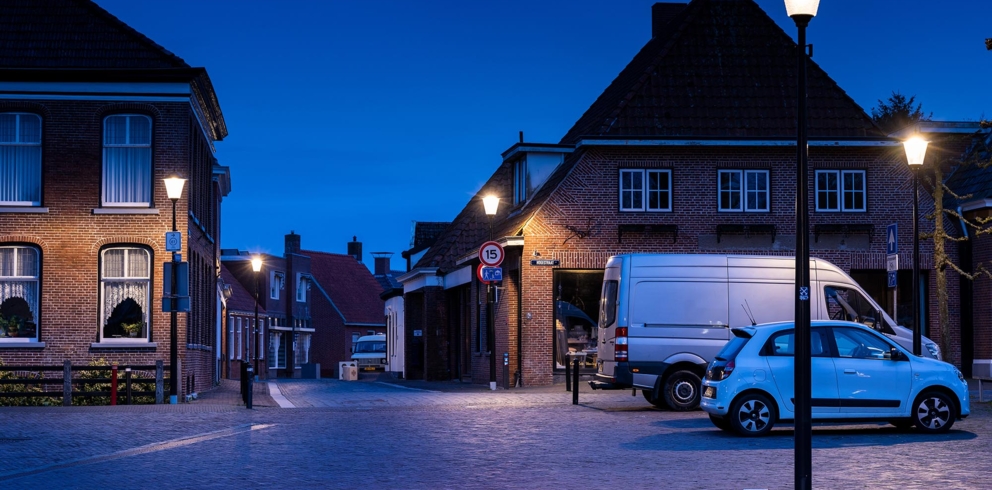 Lightronics SGR LED- paaltoparmaturen in een woonstraat in Loppersum Lightronics SGR LED- paaltoparmaturen in een woonstraat in Loppersum