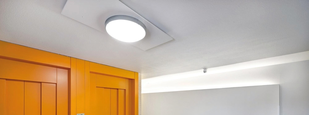 Lightronics armatuur DOTT EXTREME in de hal van een appartementencomplex