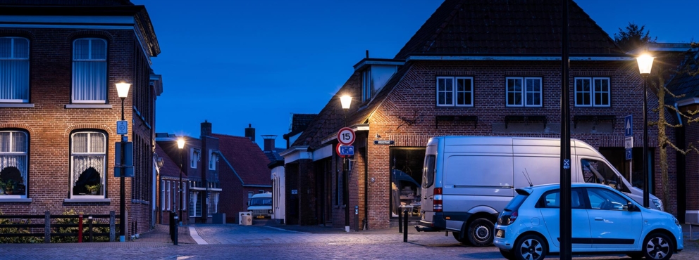 Lightronics SGR LED- paaltoparmaturen in een woonstraat in Loppersum