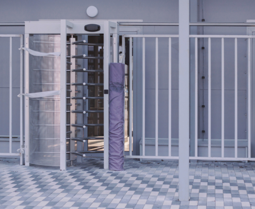 Lightronics armatuur bij een gevangenis entree