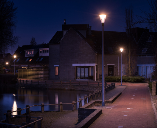 Lightronics Prunus A3 armaturen langs een fietspad in een woonwijk in Oud Beijerland