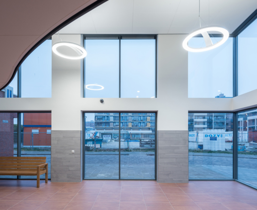 Lightronics CLARA 720 armaturen in de entree hal van een galerijflat in Den Helder