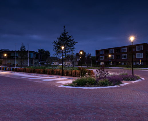 Lightronics PRUNUS A1 en BRISA armaturen op een parkeerplaats in Oldebroek Lightronics PRUNUS A1 en BRISA armaturen op een parkeerplaats in Oldebroek