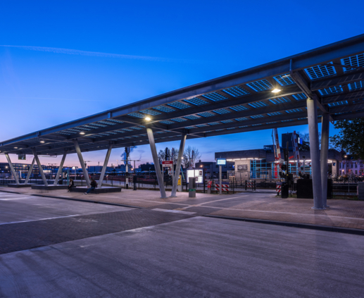 Lightronics PRUNUS D armaturen aan een dak op het busstation in Doetinchem Lightronics PRUNUS D armaturen aan een dak op het busstation in Doetinchem