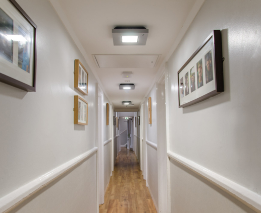 Lightronics armatuur in een gang Lightronics armatuur in een gang